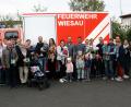Bild: wro
Zusammen mit Bürgermeister Toni Dutz (vorne links) überreichen Feuerwehr-Vorsitzender Manfred Beer (rechts neben Dutz) und Kommandant Thorsten Meiler (links) die lebensrettenden Willkommensgeschenke an die jungen Eltern.