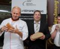 Bild: Wolfgang Steinbacher
Bei der Brotprüfung (von links): Brotprüfer Manfred Stiefel, Thomas Retzer und Harald Augsberger als Vertreter der VR-Bank und Alfred Schuller, Obermeister der Bäckerinnung.
