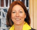 Bild: Stefan Huber
Elisabeth Junkawitsch ist neue stellvertretende fachliche Leiterin im Schulamt. Sie ist zuständig vor allem für die Mittelschulen, die Fortbildung Sport und berufsorientierende Maßnahmen.



Was keiner auf der Karte
hatte, war die in dieser
Größenordnung unerwartete
Flüchtlingswelle.
Weiden. (ca) Die könnte jetzt zum
Rettungsanker für so manche Schule
werden. Das Thema stand am Mittwoch
beim Antrittsbesuch der neuen
Schulrätin Elisabeth Junkawitsch im
Weidener Rathaus auf der Agenda.
Sie wurde begleitet von ihrer Chefin,
der neuen Schulamtsdirektorin
Christine Söllner, sowie Kollege
Schulrat Johann Hilburger, neuer
stellvertretender fachlicher Leiter.