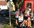 Bild: dfr
SPD-Vorsitzender Jan Wiltsch (hinten) überreicht die Buchpreise an Lukas und Hannah Helldörfer, Tamina Hecht, Alisa Hertrich (von links) sowie an Jonas und Gabriel Kißler (vorne, sitzend).