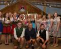 Bild: wpt
Die Teilnehmerinnen der Miss-Tracht-Wahl 2018 mit Veranstaltern und Moderator.