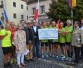 Bild: Kunz
Empfangen wird die polnische Läufergruppe von Vertretern des Weidener Lions-Clubs und der Stadt vor dem Alten Rathaus.