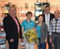 Bild: bö
20 Jahre gibt es die Apotheke Alte Post in Schmidmühlen. Dazu gratulierten Bürgermeister Peter Braun (Zweiter von rechts) und sein Stellvertreter Martin Bauer (links) Inhaberin Eva Feuerer, ihrem Ehemann Ludwig und Mitarbeiterin Irina Bitner.
