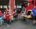 Bild: fpoz
Die Kinder haben viel Spaß beim lehrreichen Ferienprogramm-Beitrag der Feuerwehr Waldershof.