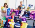 Bild: hai
Dolores Longares-Bäumler von der Caritas Bayreuth und Heidi Lauterbach vom Sozialamt Speichersdorf (rechts) füllen für Kinder aus Familien in Not wieder Schultüten.