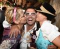Bild: Felix Hörhager/dpa
Nicht nur Georg Weiß alias Bussi Schorschi kommt auf dem Oktoberfest in Flirtlaune.