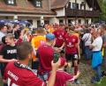 Bild: ref
Schon der Weg zum Aufwärmen führte die Club-Spieler (in der Mitte Alexander Fuchs gefolgt von Patrick Erras) durch ein Spalier aus Oberpfälzer Fans.