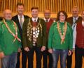 Bild: jr
Neue Schützenkönige proklamierte der Schützenverein „Eichenlaub“ Königshütte. Im Bild die neuen Regenten (von links) mit dem scheidenden Schützenkönig Michael Seitz, Gauschützenmeister Manfred Zölch, Schützenkönig Peter Härtl, Vorsitzendem Eberhard Kirchner, Jungschützenkönig Maximilian Dietz, Bürgermeister Johann Burger und Sportleiter Thorsten Härtl.