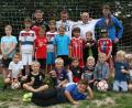 Bild: wro
Der Weg zum Fußball-Profi ist noch weit. Wichtig ist die Begeisterung, so die Betreuer Benny Lauton, Jürgen Pappenberger, Freddy Klarner und Markus Pappenberger (hintere Reihe von links) beim "Schnupper-Training" der SpVgg Wiesau.