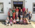 Bild: exb
Die 18 teilnehmenden Kinder beim Ferienprogramm, mit im Bild Pfarrer Maierhofer (hinten, Zweiter von rechts).