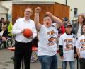 Bild: Götz
Alexander Flierl (links) mischt sich beim Inklusionsfest unter die "Schwandorf Tigers" mit Alex Harrieder, Tobias Weiß und Michael Gotz und riskiert auch mal einen Korbwurf.