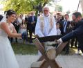 Bild: kro
Pater Benedikt hilft dem Brautpaar beim Durchsägen eines Holzstammes.
