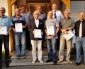 Bild: arw
Sie sind seit Jahren treue Mitglieder: Max Peter, Wilhelm Hirsch, Oskar Schwarz, Albert Brandt, Wolfgang Fürnrohr, stellvertretender Bezirksvorsitzender Manfred Zettl (vorne, von links). Stellvertretender Kreisvorsitzender Siegfried Woppmann, Vorsitzender Engelbert Eckart und Organisationsleiter Günter Bogner (hinten, von links) ehren die Reservisten.