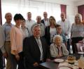 Bild: ads
Mit ihrer Familie feierte Maria Meier (vorne rechts) am Wochenende ihren 100. Geburtstag. Die Leiterin des Hauses Evergreen, Annett Schmerbauch, gratulierte ebenso wie Bürgermeister Sepp Reindl (vorne, von links).