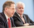 Bild: Michael Kappeler/dpa
Horst Seehofer (rechts) und Hans-Georg Maaßen, Präsident des Bundesamtes für Verfassungsschutz.