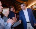 Bild: Gabi Schönberger
Grüß Gott, Herr Söder. Im Weidener Festzelt erleben die Besucher einen Ministerpräsidenten „zum Anfassen“. Aufhorchen lässt er mit der Ankündigung von weiteren Behördenverlagerungen in die Region.