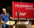 Bild: mde
Der Kötzersdorfer Feuerwehrkommandant Markus Nickl stellt sich selbst vor einem kleinen Pizzabackofen. Rasch sind die belegten Fladen darin fertig gebacken.