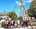 Bild: ü
Den 25 Meter hohen Baum hieven die Burschen an der Neuzirkendorfer Kirwa in die Höhe.