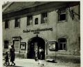 Bild: Hans Grieger/Repro
Im Gasthof Zum goldenen Kreuz von Michl Weiß läuft vor 66 Jahren der erste Kinofilm in Schnaittenbach. Vor 50 Jahren gehen hier die Lichter schon wieder aus. Links und rechts vom Eingang an der B 14 befinden sich damals die Schaukästen mit den Kinoplakaten