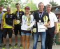 Bild: Hirsch
Ehrung der Oberpfalzmeister im Sprint-Triathlon: Das Bild zeigt von links den Schwandorfer Stadtverbandsvorsitzenden Thomas Fink, den Skiclub-Vorsitzenden Christian Betzlbacher, Organisator Stefan Hösl, Oberpfalzmeisterin Claudia Mai von CIS Amberg, Oberpfalzmeister Jochen Stöberl und den stellvertretenden Schwandorfer Landrat Jakob Scharf.