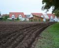 Bild: ak
Der Gemeinderat bewilligt eine Einbeziehungssatzung Speichersdorf-Kirchsteig und ermöglicht so auf einer landwirtschaftlichen Fläche den Bau eines Einfamilienhauses mit Doppelgarage.