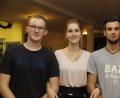 Bild: Hirsch
Nico Zweck (rechts) ist neuer Fronberger Kirwabursch. Seine Tanzpartnerin ist Kristina Jobst (Mitte). Links zweiter Kirwabursch Jakob Jobst.