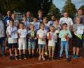 Bild: jr
16 Jugendliche nahmen an den Vereins- und Stadtmeisterschaften im Tennis teil. Die Trainer und Jugendleiter sowie Turnierleiter Harald Kilian (Zweiter von links) und dritter Bürgermeister Ernst Bayer (links) gratulierten.