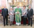 Bild: exb
Theresia und Emmeram Ernstberger (links) sowie Margareth und Heinrich Fuhrmann (rechts) mit Pfarradministrator Pater Friedhelm Czinczoll.