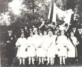 Bild: es
Die Soldaten- und Reservistenkameradschaft Großenschwand feiert am Sonntag ihr 90-jähriges Bestehen.Das Foto zeigt Fahnenbraut Barbara Schönberger, Festmädchen und Mitglieder des Festausschusses.