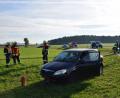 Bild: mde
Mit ihrem Ausweichmanöver vermeidet die Skoda-Fahrerin zwar den Zusammenstoß mit einem Traktorgespann, jedoch nicht den mit einem Wasserdurchlass. Schwerbeschädigt bleibt das Auto in einer Wiese stehen, die 27-Jährige zieht sich leichte Verletzungen zu.