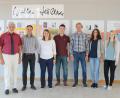 Bild: lhc
Verstärkung bekommt das Lehrerkollegium der Walter-Höllerer-Realschule. Am ersten Schultag begrüßt (von links) Direktor Wolfgang Pfeifer die Neuzugänge Markus Silbermann, Katrin Bayerl-Heß, Dominik Wittmann, Simon Kohl, Anna Meier und Julia Gritsch.