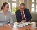 Bild: Kunz
Notarin Claudia Greipl und Oberbürgermeister Kurt Seggewiß begutachten die Broschüre von Immobilienmaklerin Kornelia Sparrer.