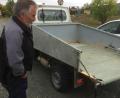 Bild: hut
Dieter Roßner mit seinem umgebauten Wagen.