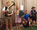 Bild: sön
Louis am Tenorhorn, Theresa mit ihrer Steirischen, Johannes am Cajon und Phillip an der Gitarre sorgen bei der Wiesenkirchweih am Sonntagnachmittag für Stimmung.