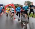 Bild: Tempel-Marathon
Sport macht Spaß - auch, wenn’s regnet: Beim Kinderlauf zum Tempel-Marathon in Etsdorf lässt sich von ein paar Tropfen keiner bremsen.
