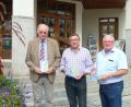 Bild: Portner
Das neue Programmheft Herbst/Winter 2018/19 wird das letzte des Vereins Volkshochschulen im Landkreis Schwandorf sein. Dessen Vorsitzender Wilhelm Narnhammer (von links) freut sich zusammen mit Michael Hösl, Vorsitzender des Volksbildungswerks Oberviechtach-Schönsee und Bürgermeister Heinz Weigl über ein "rundes Angebot" zu sehr moderaten Kursgebühren.