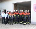 Bild: rrd
Mit den Feuerwehrleuten freuen sich (von links) Kreisbrandmeister Helmut Neidel, Vorsitzende Rita Hafner und Kreisbrandmeister Hans Sperber sowie (Mitte, im Hintergrund) Bürgermeister Hans Durst über die neu erworbenen Leistungsabzeichen.