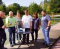 Bild: bkr
Kulmain Bürgermeister Günter Kopp aus (Zweiter von links) zieht die Gewinner der drei Freikarten für die Badesaison 2019. Geschäftsführer Robert Kratzenberg (links) stellt ihm, Antje Müller, Bademeister Kai Wolf, Gabi Bäumler und Thomas Kaufmann von der Gemeinde Immenreuth (Dritte bis Sechster von rechts) die Ergebnisse der Umfrage vor.