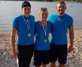 Bild: dob
Felix Rucker und Katrin Schwabl (von links) holen den Oberpfalzmeistertitel im Triathlon nach Vohenstrauß. Auch Sebastian Vater aus Böhmischbruck (rechts) überzeugt mit seinen Leistungen.