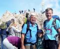 Bild: exb
Jung-Bergsteiger Simon Scheffmann mit seinen sieben Jahren ist hier eingerahmt von Opa Helmut Spies (links) und seinem Vater Josef Scheffmann.