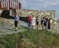 Bild: hl
Die restaurierte Ägidius-Kapelle (Hintergrund) und der Ausblick ins Umland entschädigen für den Aufstieg zur Burgruine.