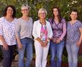 Bild: bkr
Claudia Schneider, Gabi Fraunholz (von links), Monika Heim und Christina Reißenweber (von rechts) verstärken das Kollegium der Grundschule Immenreuth, die Rektorin Gudrun Lehner (Mitte) leitet.