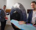 Bild: weu
Der stellvertretende Vorsitzende des Kunstvereins Karl Stumpfi stellte im Beisein von Bürgermeister Martin Birner (links) das Programm für die Ahoj-18-Ausstellung vor. Hunderte von gebastelten Tauben werden bei der Vernissage im Burghof installiert.