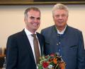 Bild: Landeshauptstadt München
Münchens Oberbürgermeister Dieter Reiter (rechts) gratuliert Christoph Frey nach dessen Wahl zum neuen Stadtkämmerer mit Blumen.