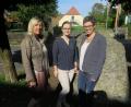 Bild: jzk
Rektorin Christiane Böhm (links) begrüßt Christine Dötsch und Anna Hofmann (von rechts) an der Schule.