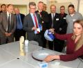 Bild: Stephan Huber
Kultusminister Bernd Sibler (vorne) lässt sich zeigen, wie ein Projektionsscanner ein Bauteil vermisst. Innerhalb von Sekunden landen die Daten auf dem Rechner.