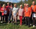 Bild: R. Kreuzer
Die Sieger in Petanque Triplette (von links) der Drittplatzierte Neumarkt, der Sieger Mindelheim 1 und Weiden 1 als Vizemeister. Rechts ist Josef Pohl aus Flossenbürg.