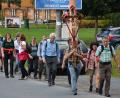 Bild: fjo
Kirchenpfleger Siegfried Zeug (Zweiter von links) und Pfarrer Georg Hartl (Fünfter von rechts) mischen sich unter die Wallfahrer auf der Tour nach Böhmen.