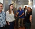 Bild: dob
VdK-Kreisvorsitzender Josef Rewitzer und die neue Kreisgeschäftsführerin Sarah Kellner (von links) sowie die Sozialberaterin Waltraud Balk (rechts) sind vom neu eingebauten Aufzug im Rathaus begeistert. VdK-Ortsvorsitzender Erich Völkl (Mitte) gab dazu im Jahr 2014 den Anstoß mit einem Antrag. Bürgermeister Andreas Wutzlhofer (Zweiter von rechts) ist froh, dass der Umbau im Rathaus dem Ende entgegengeht.