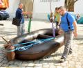 Bild: Huber, Stephan [Stephan Huber]
Lieferung frei Ecke Schiffgasse/Zeughausstraße vor dem Landratsamt: Am Donnerstag vergangener Woche platzieren (von links) Luftkünstler Wilhelm Koch, Kulturamtsleiter Reiner Volkert und der Schweizer Bildhauer Jean-Marc Gaillard dessen Werk „Gummiboot“. Schon da stößt die Skulptur auf das Interesse neugieriger Passanten.